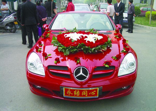 奔馳婚車(1800元/天 8小時80KM含司機工資+油費)